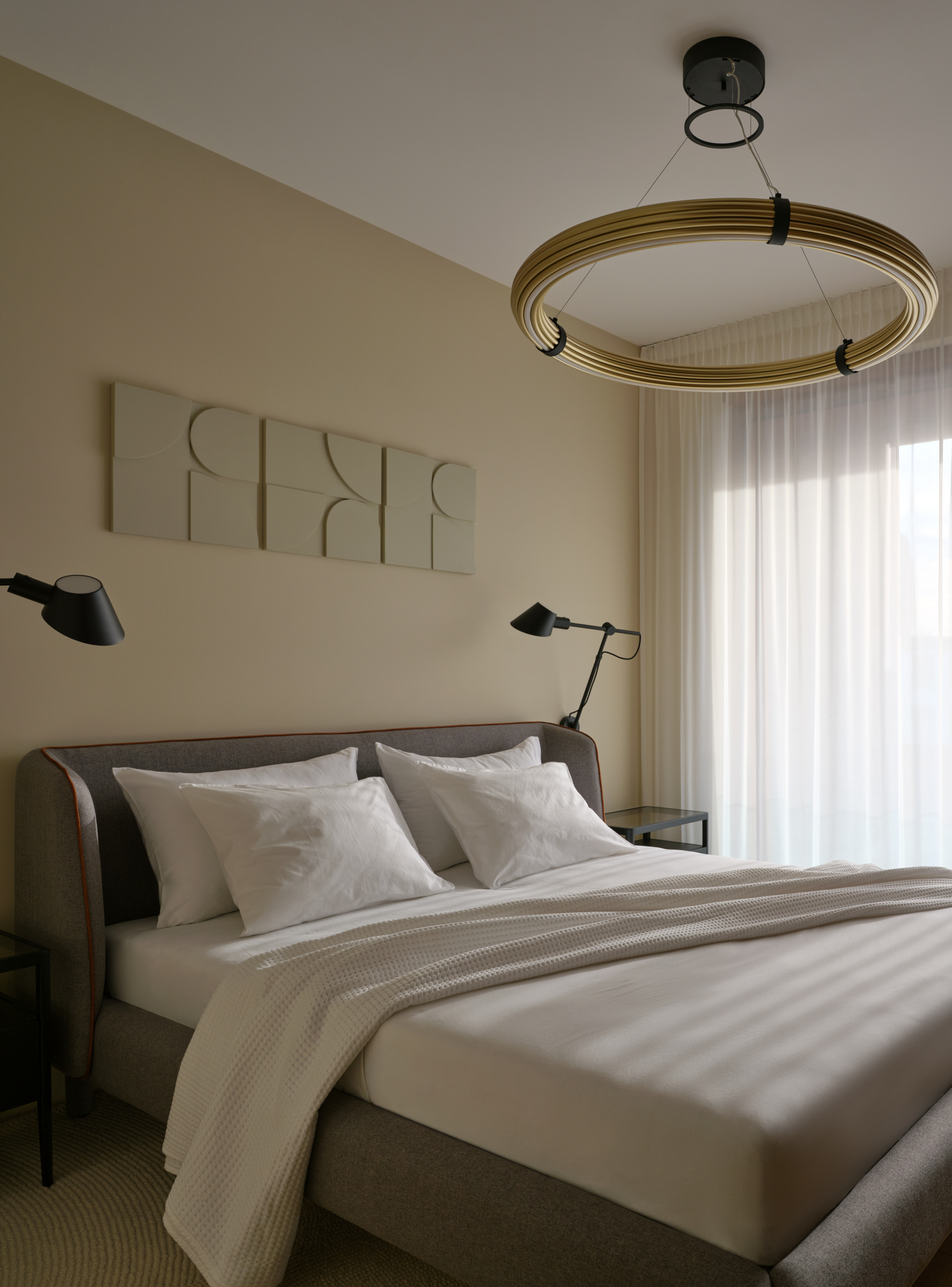 Schlafzimmer mit integriertem Tisch