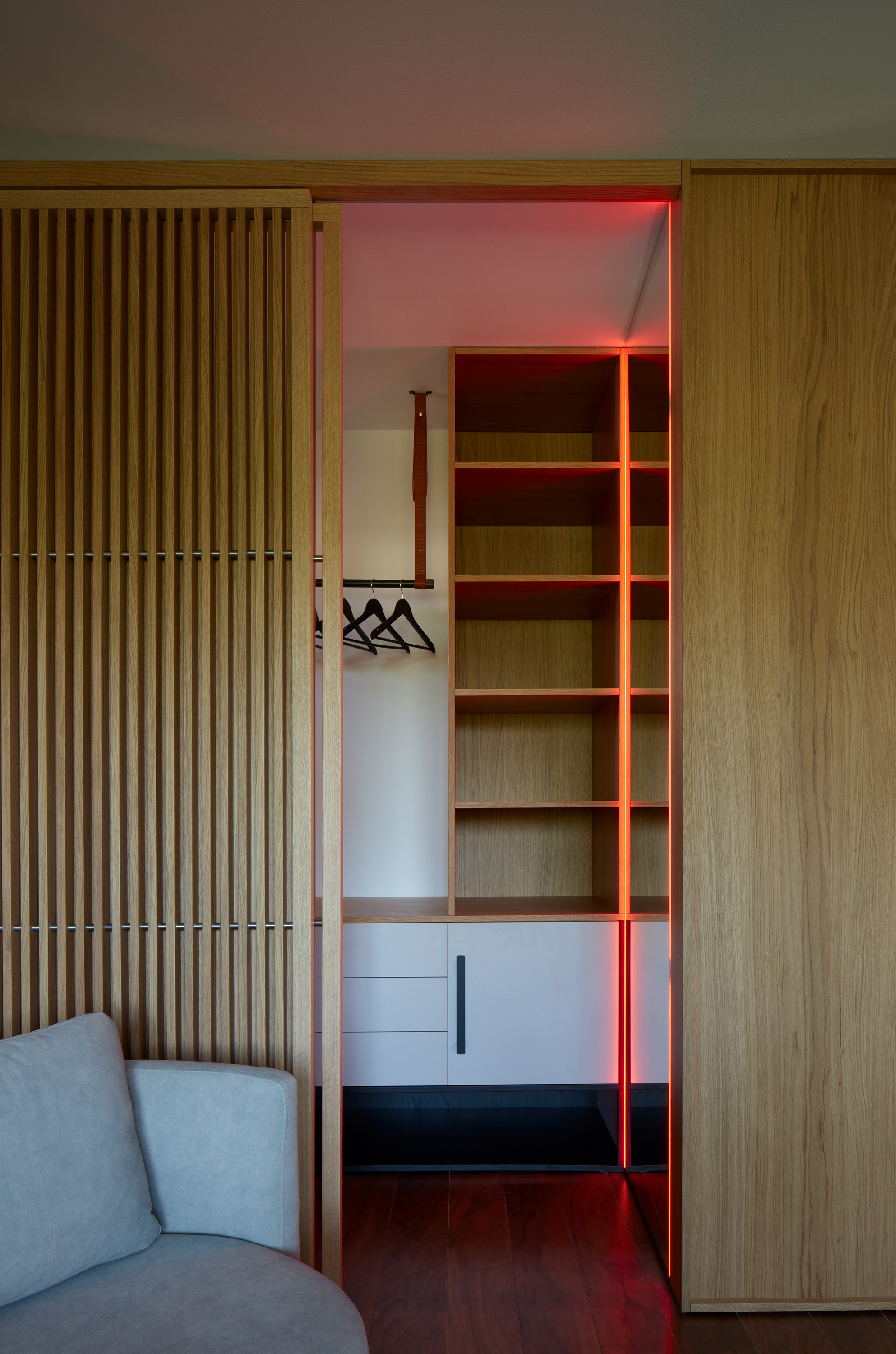 Kinderzimmer mit Schrank