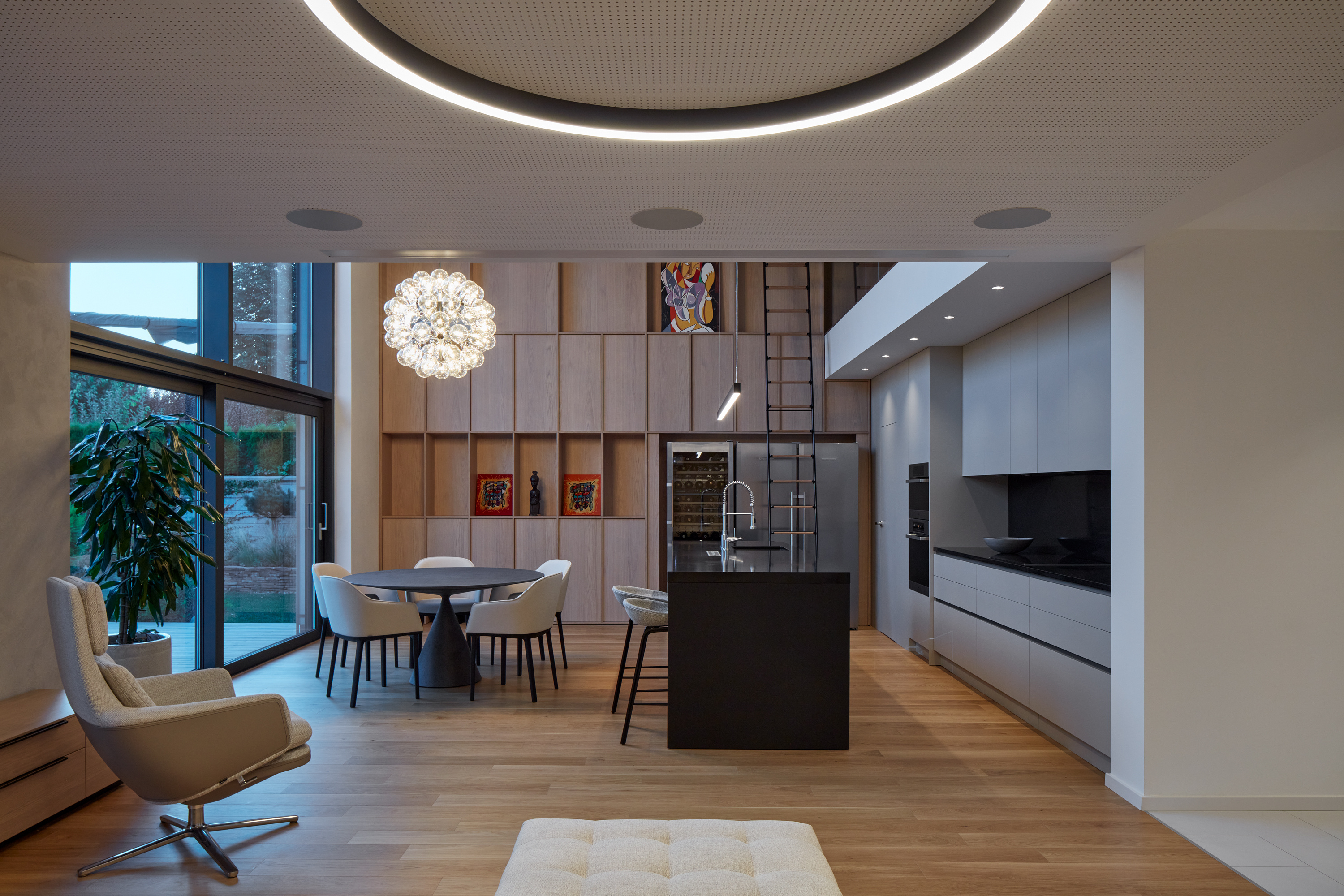 Wohnzimmer mit Heimkino ohne Fernseher