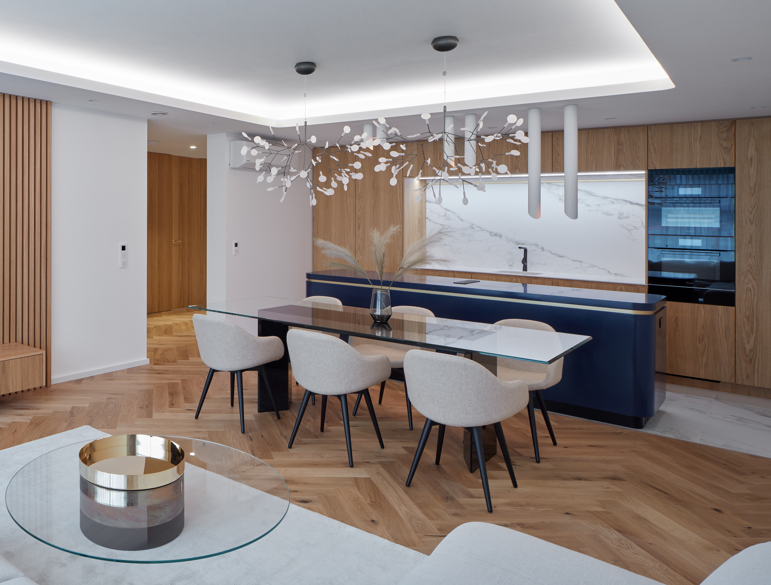 Drei-Zimmer-Wohnung mit blauer Küche