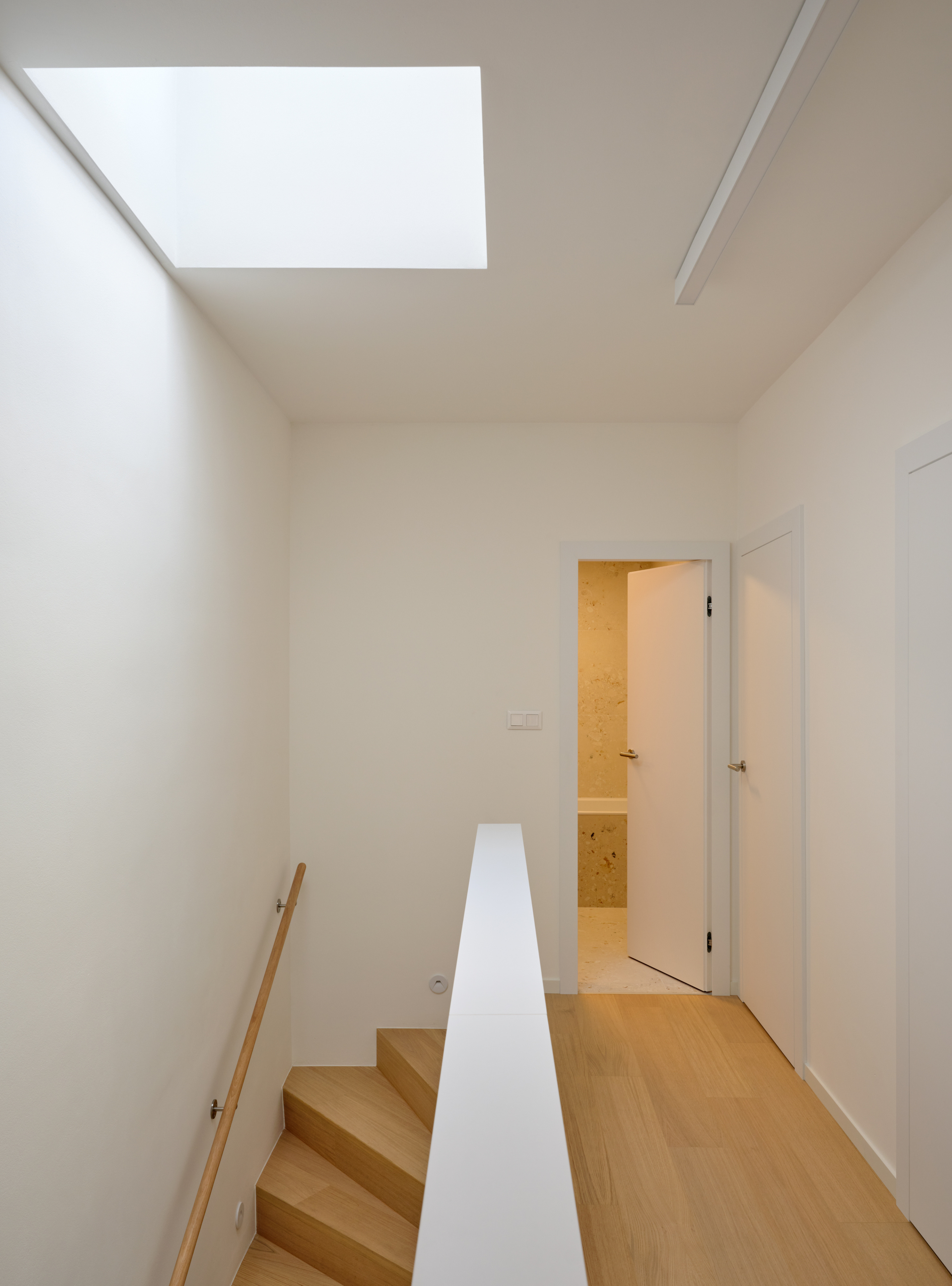 Treppe mit verstecktem Kabelraum
