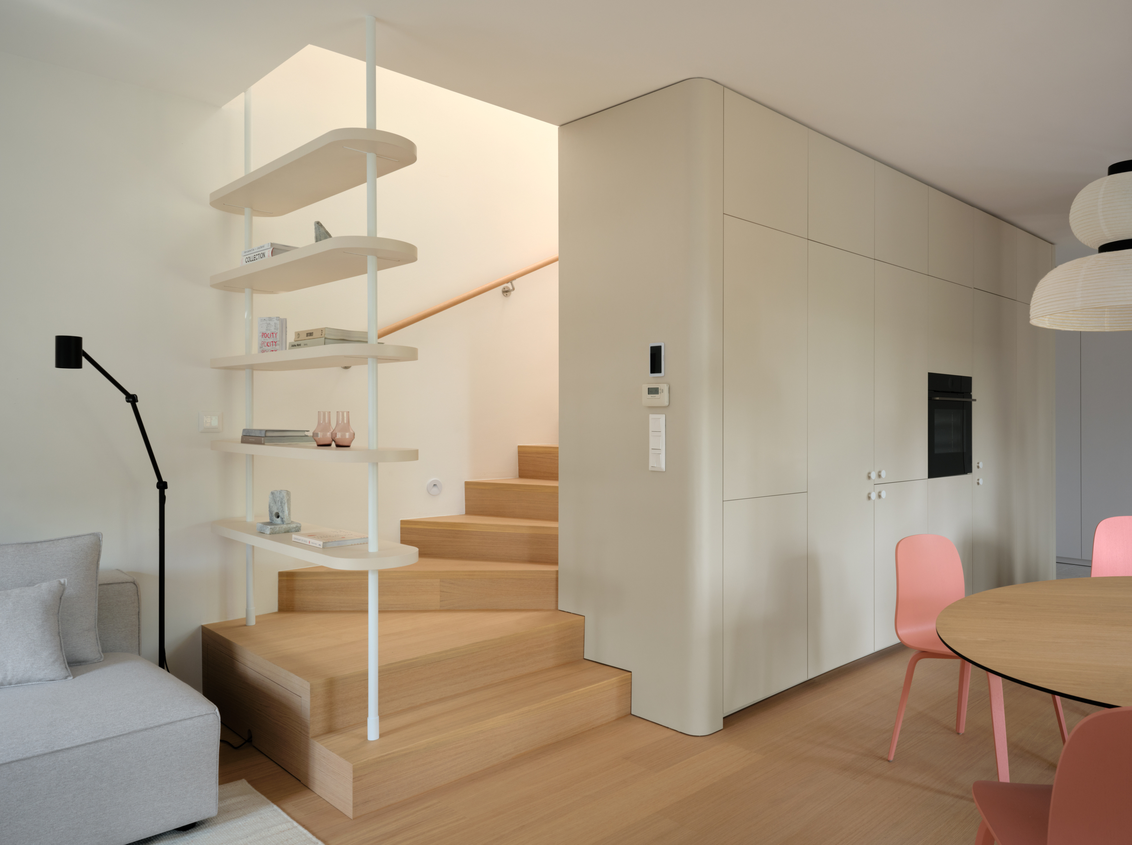 Treppe mit verstecktem Kabelraum