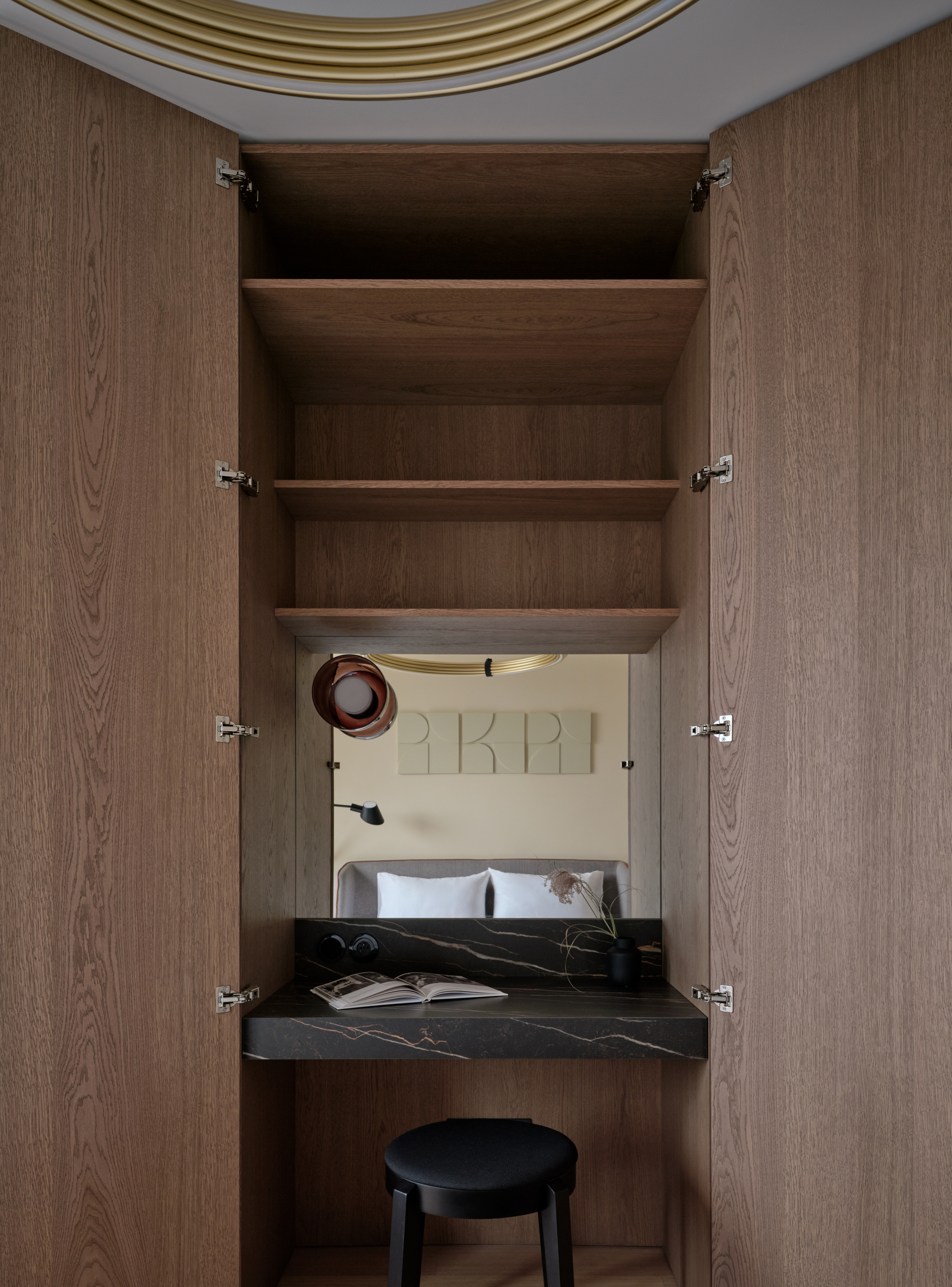 Schlafzimmer mit integriertem Tisch