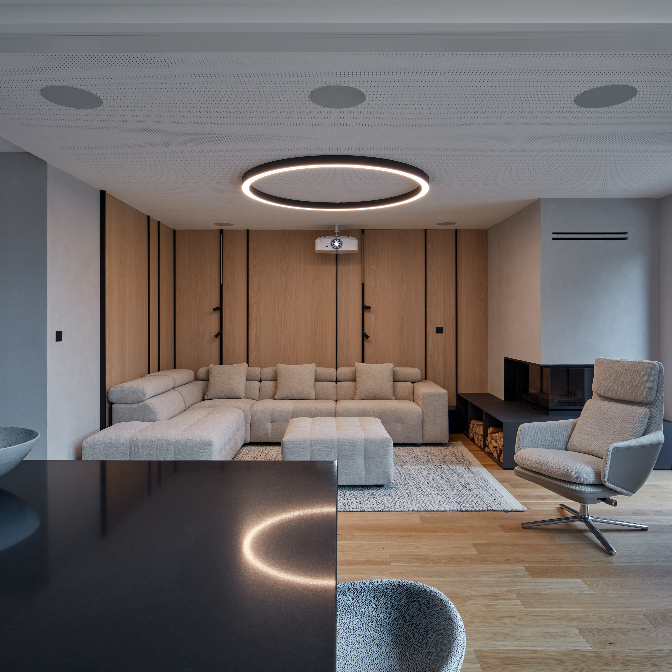 Wohnzimmer mit Heimkino ohne Fernseher